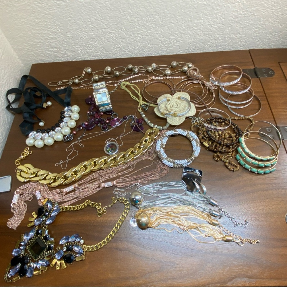 VTG Lot Of 2 Lb assorted pre-owned costume jewelry including necklaces bracelets